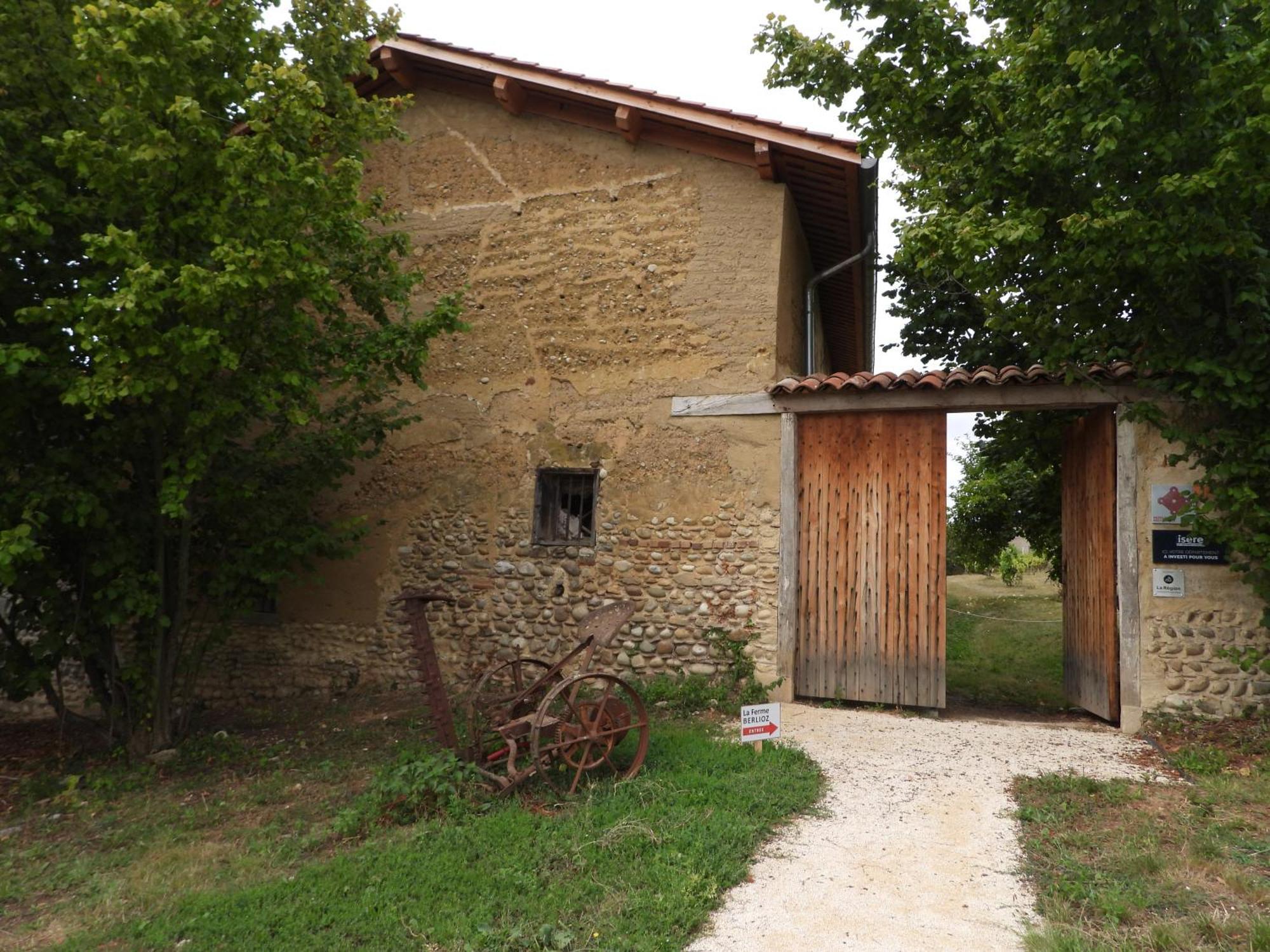 La Ferme De Berlioz Aparthotel La Cote-Saint-Andre Exteriör bild